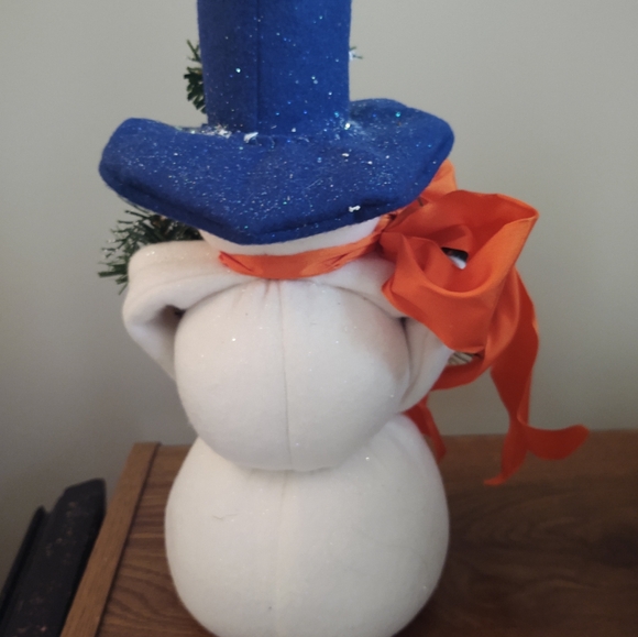 FLORIDA GATOR SNOWMAN, HANDCRAFTED with Snow and Glitter 14" Tall, Gator Colors - Picture 4 of 5